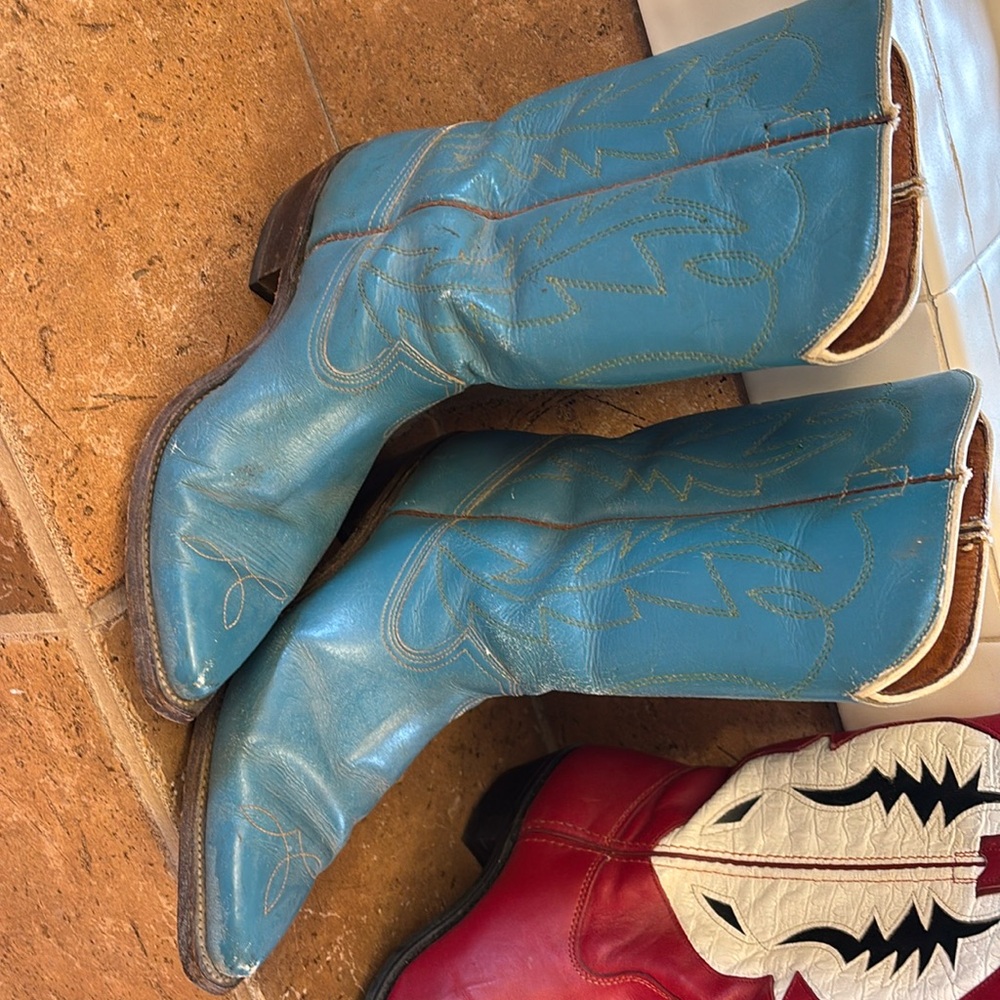 Turquoiseise leather vintagee cowboy boots. Adorable. Unmarked. Size 7